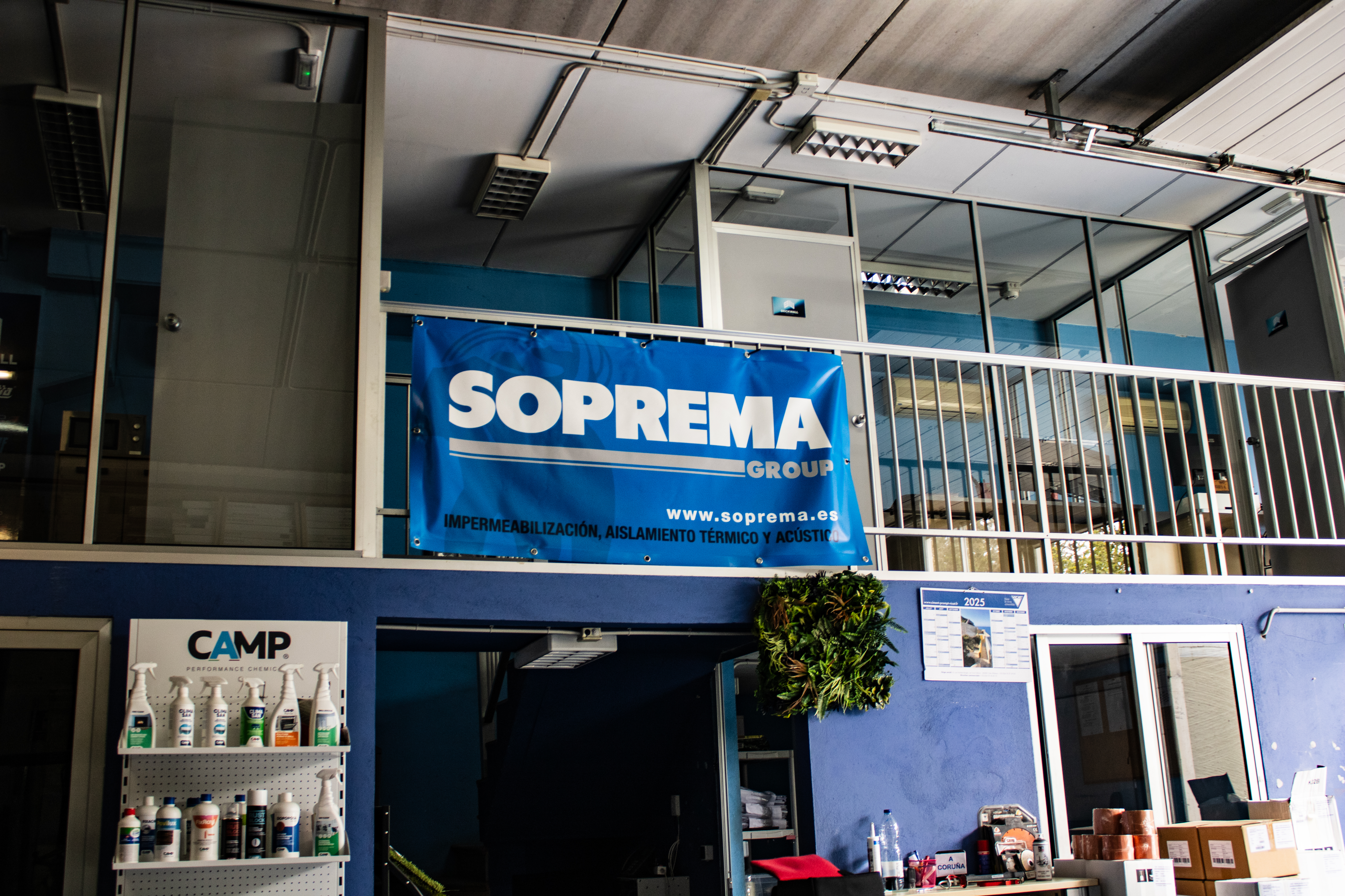 Interior de la nave Brickwall en Pontevedra